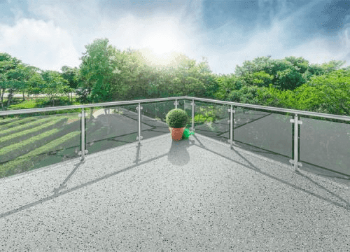 Moderner Balkon mit rutschhemmender Chips-Design-Oberfläche