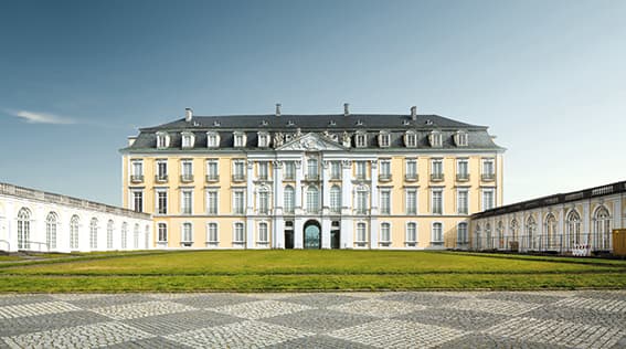 Schloss Augustusburg in Brühl, Nordrhein-Westfalen – eindrucksvolle barocke UNESCO-Welterbe-Schlossfassade als Beispiel denkmalgeschützter Bausubstanz mit historischem Belag und Architektur.