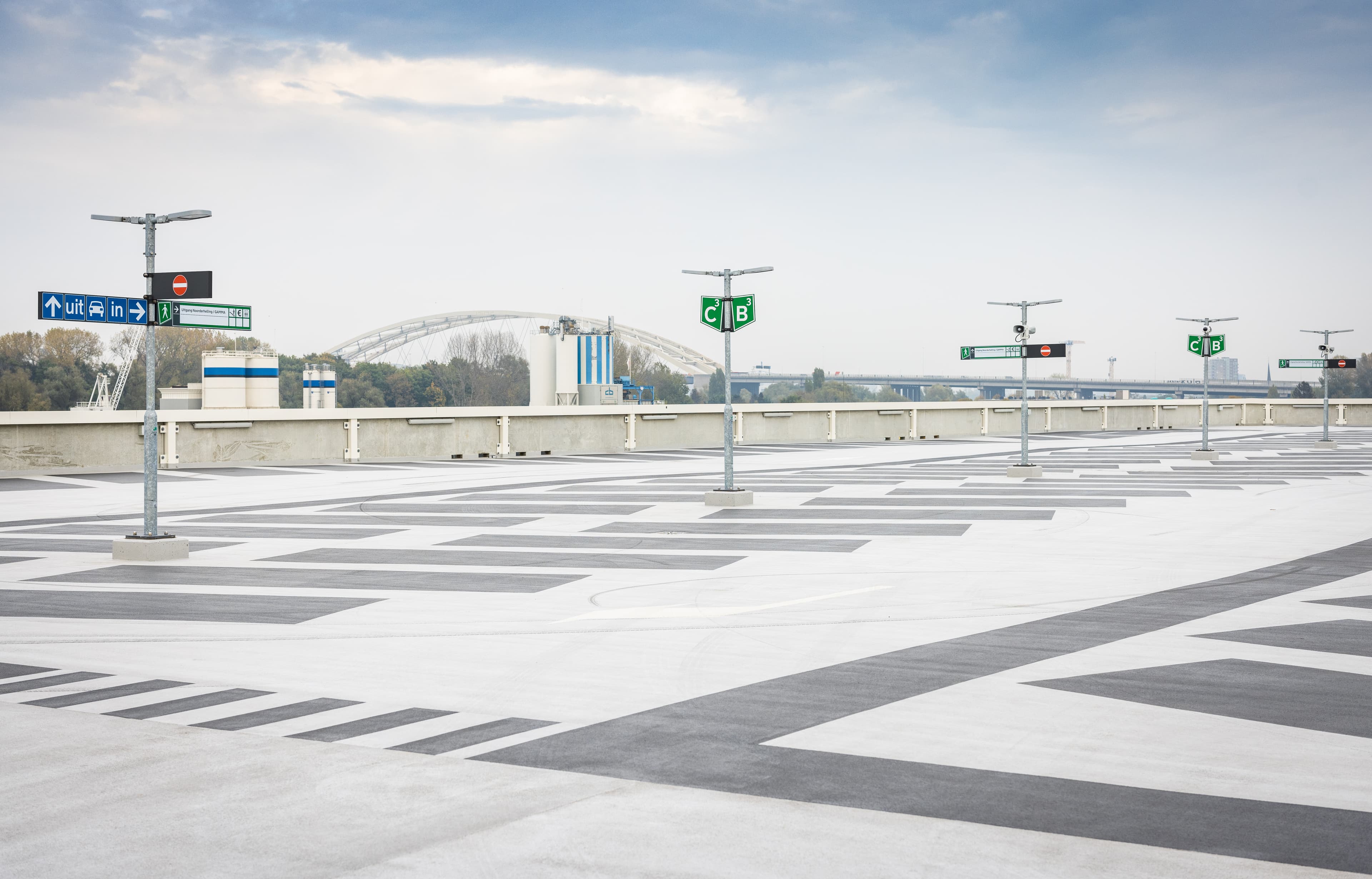 Parkdeck mit farbiger Fahrbahnmarkierung und Beschichtungssystem in einer Tiefgarage