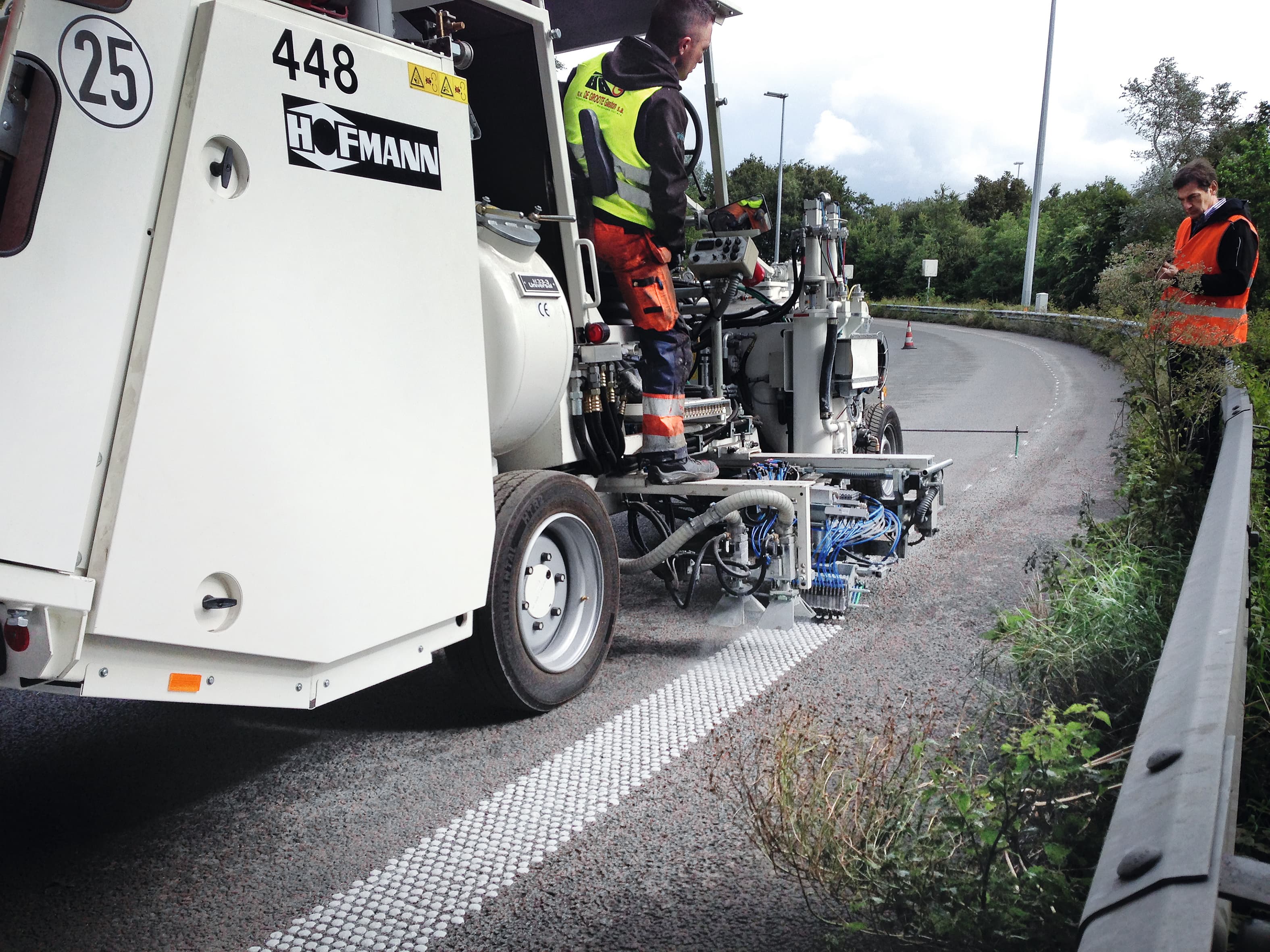 Dickschichtige Fahrbahnmarkierung mit strukturierter Oberfläche für hohe Verkehrsbelastung