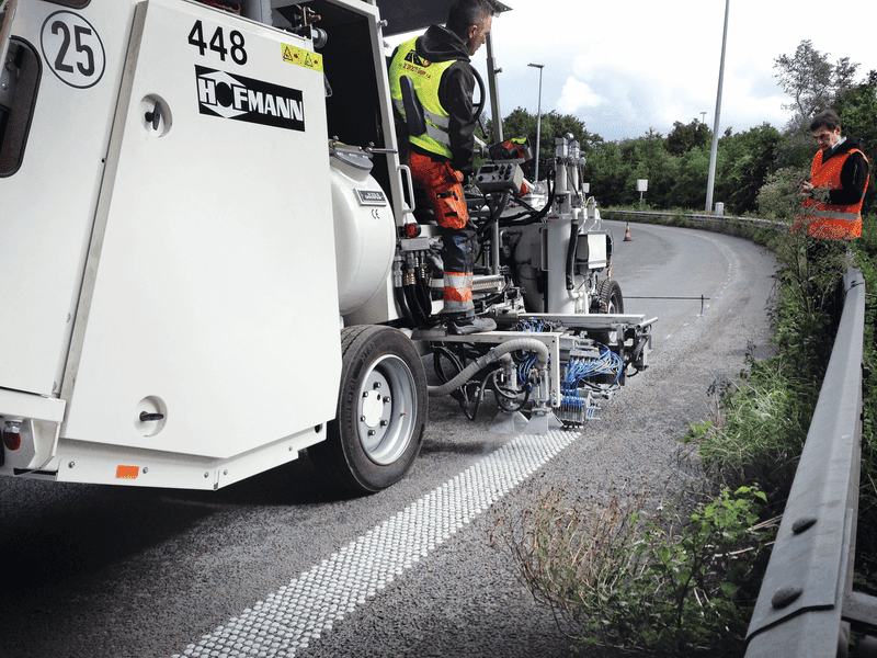 Dickschichtige Fahrbahnmarkierung mit strukturierter Oberfläche für hohe Verkehrsbelastung