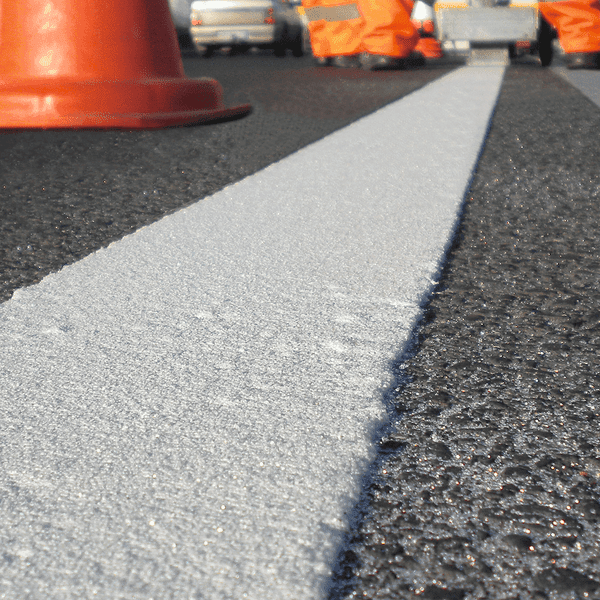 Glattstrich-Markierung für Verkehrsflächen mit klarer Linienführung