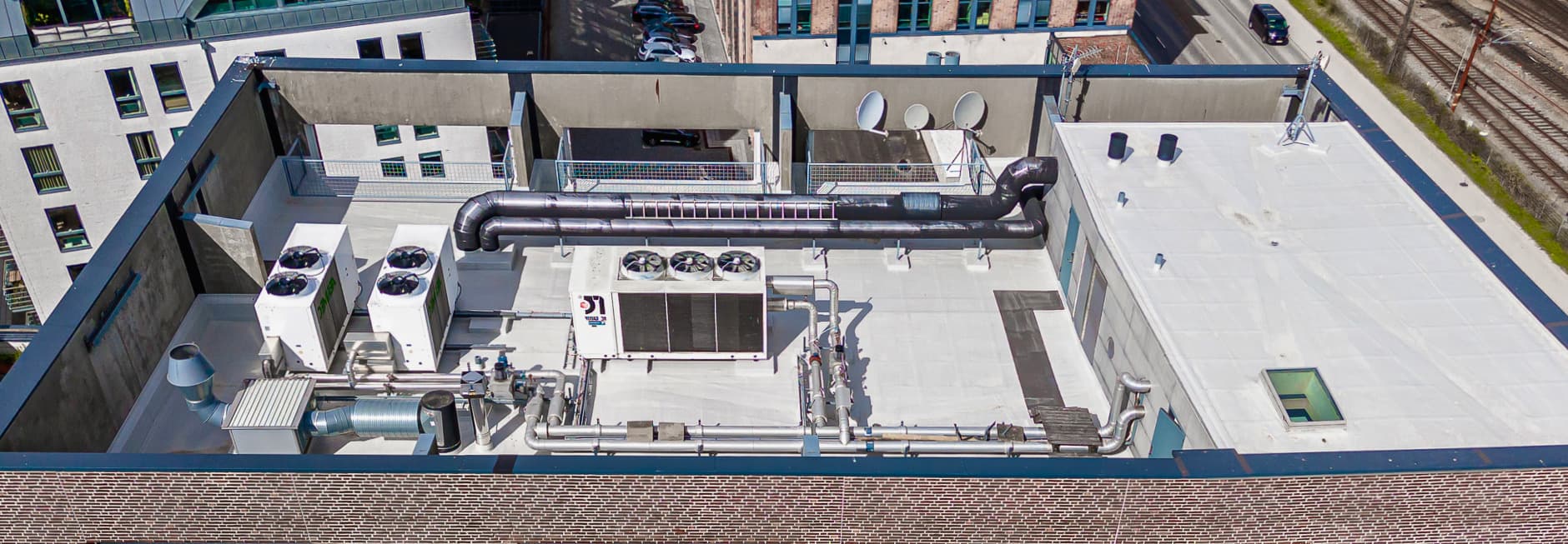 Triflex ProDetail Detailabdichtung auf Flachdach mit technischen Aufbauten und Durchdringungen