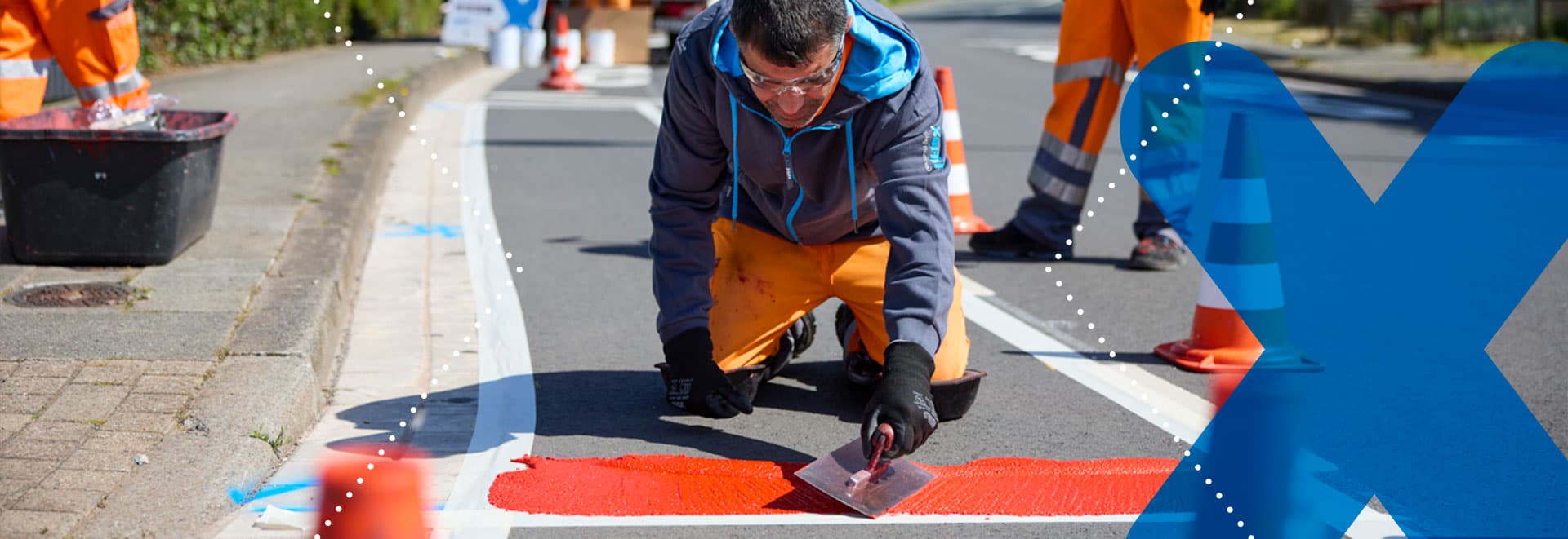 Fachverarbeiter auf der Baustelle bei Abdichtungsarbeiten mit Flüssigkunststoff im Detailbereich
