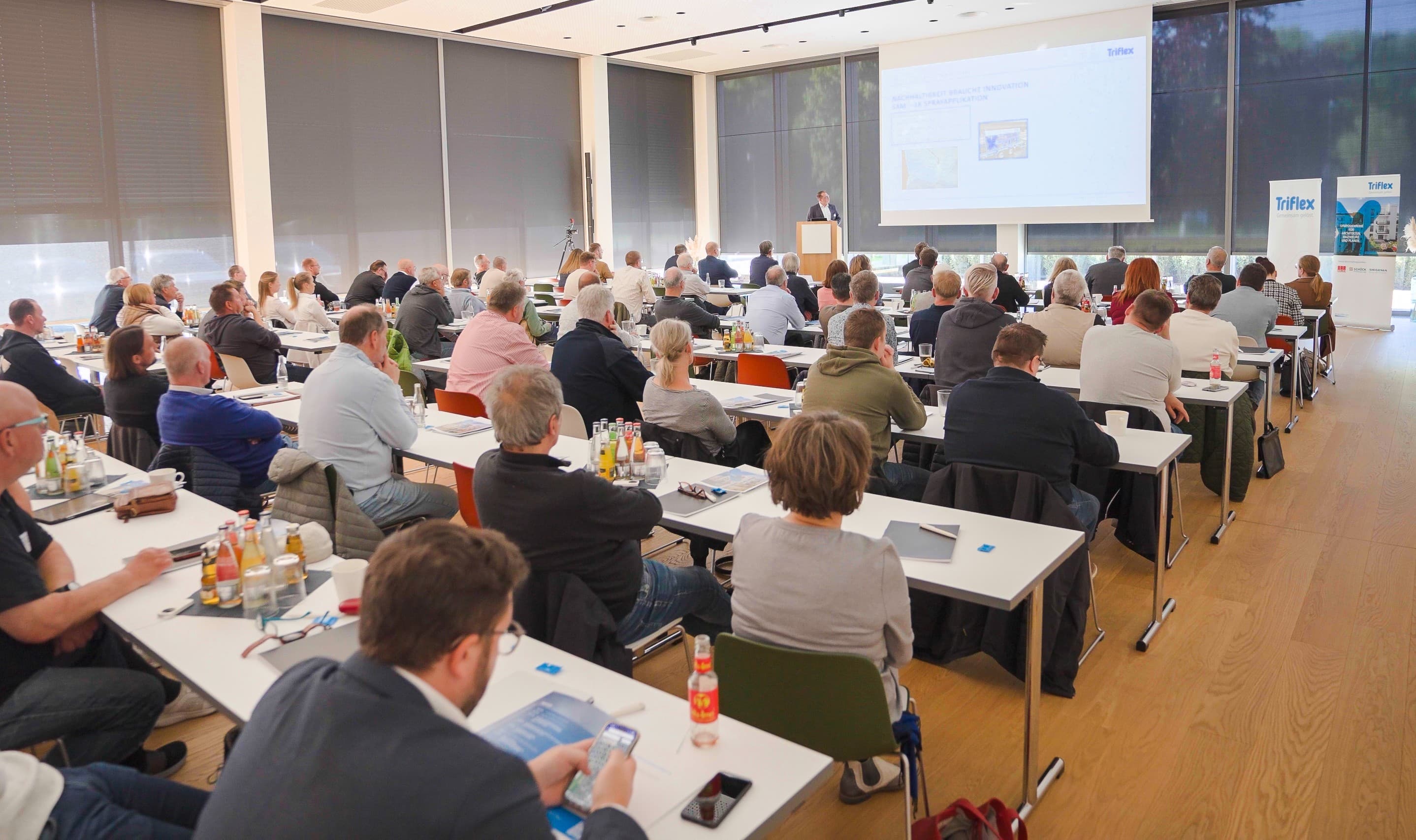 Specialized symposium featuring a presentation and an audience in the event hall