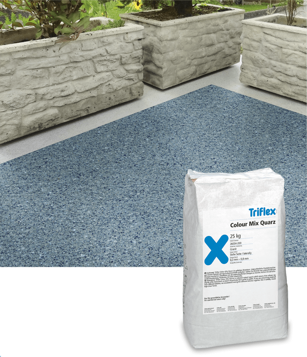 Quarzabstreuung auf Balkon- oder Terrassenfläche mit Triflex Colour Mix Quarz