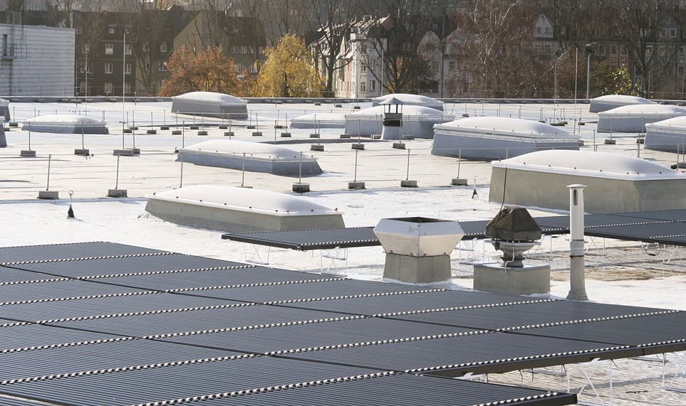 Renovation of an industrial roof while the facility remains in operation, without interrupting production