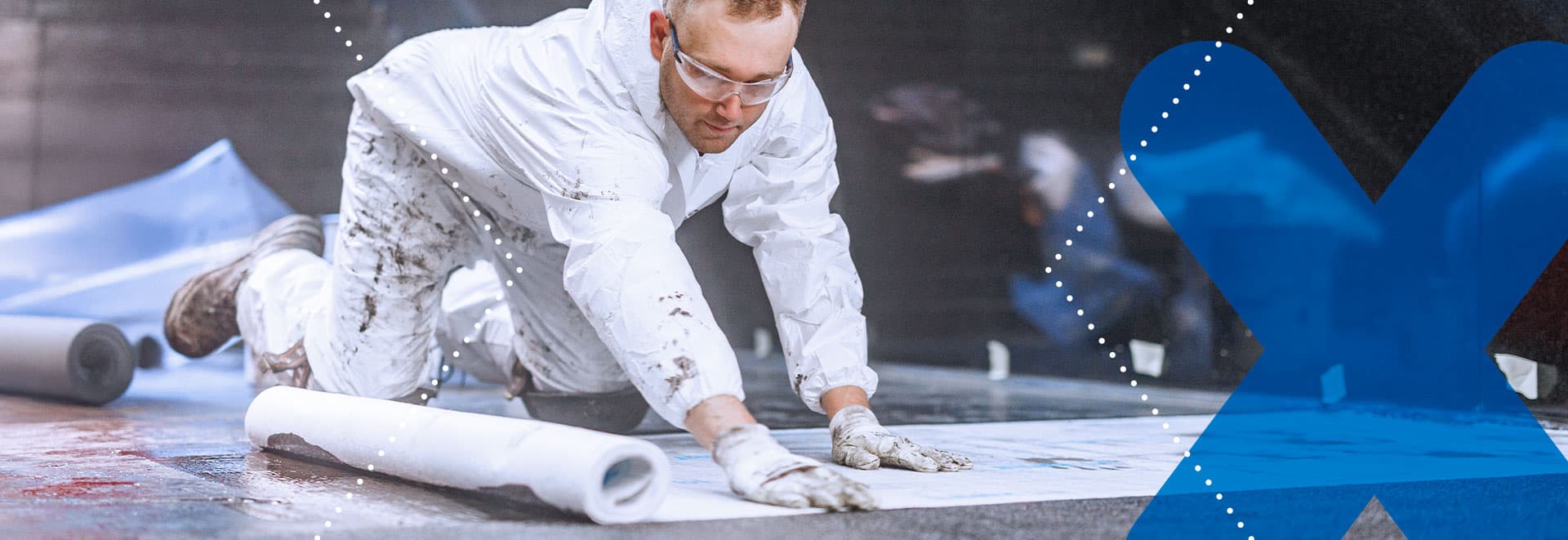 Fachverarbeiter auf der Baustelle bei Abdichtungsarbeiten mit Flüssigkunststoff im Detailbereich
