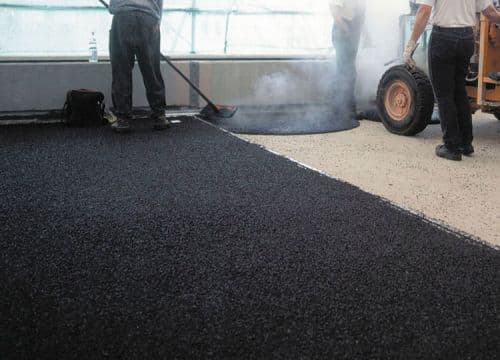 Einbau von Gussasphalt auf einem Parkdeck mit Triflex AWS Abdichtungssystem