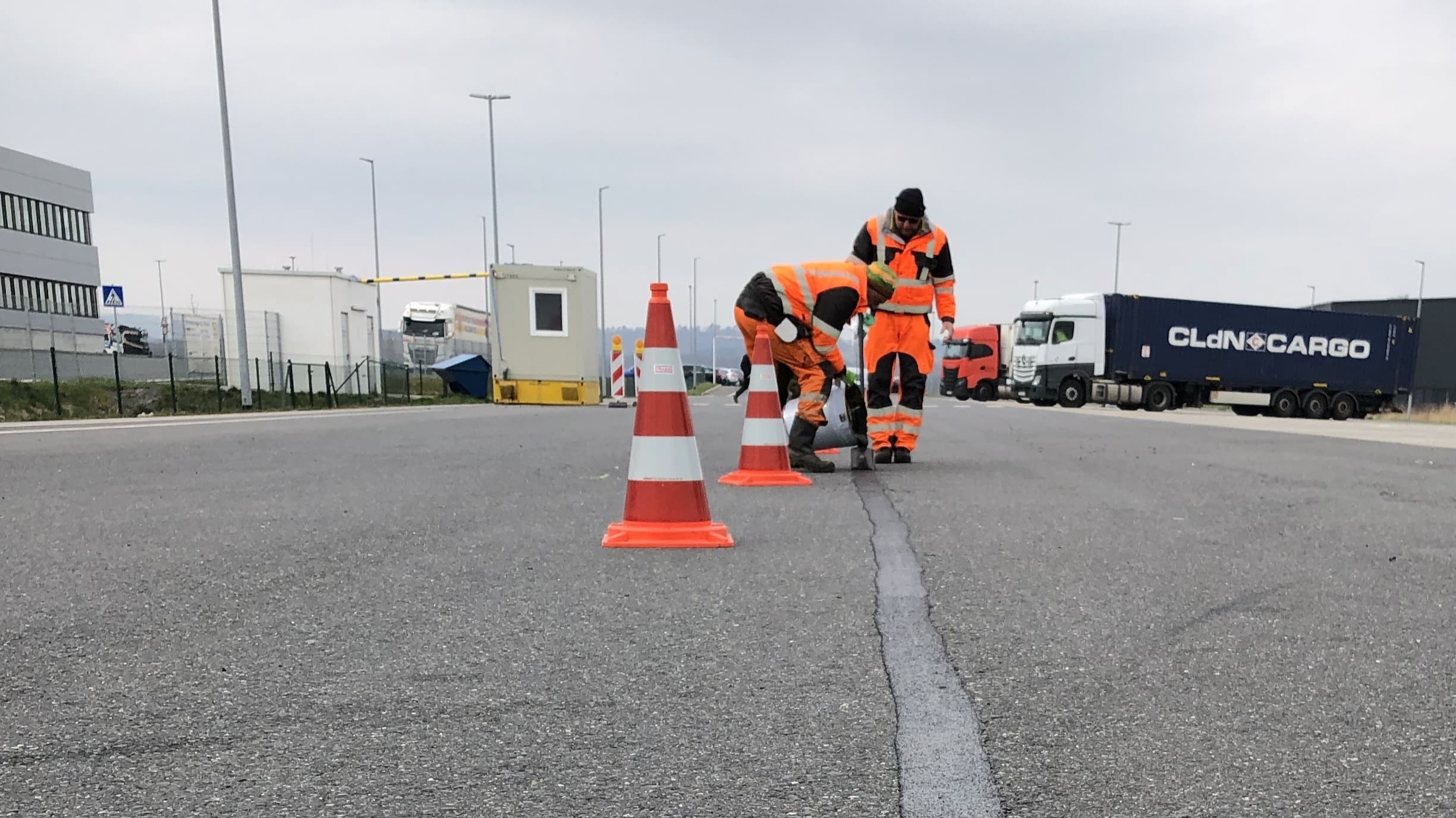 Sanierung von Asphaltnähten und Rissen auf dem Lkw-Stellplatz am Zentrallager Lidl in Hildesheim mit Triflex Asphalt Repro 3K Reparaturmörtel