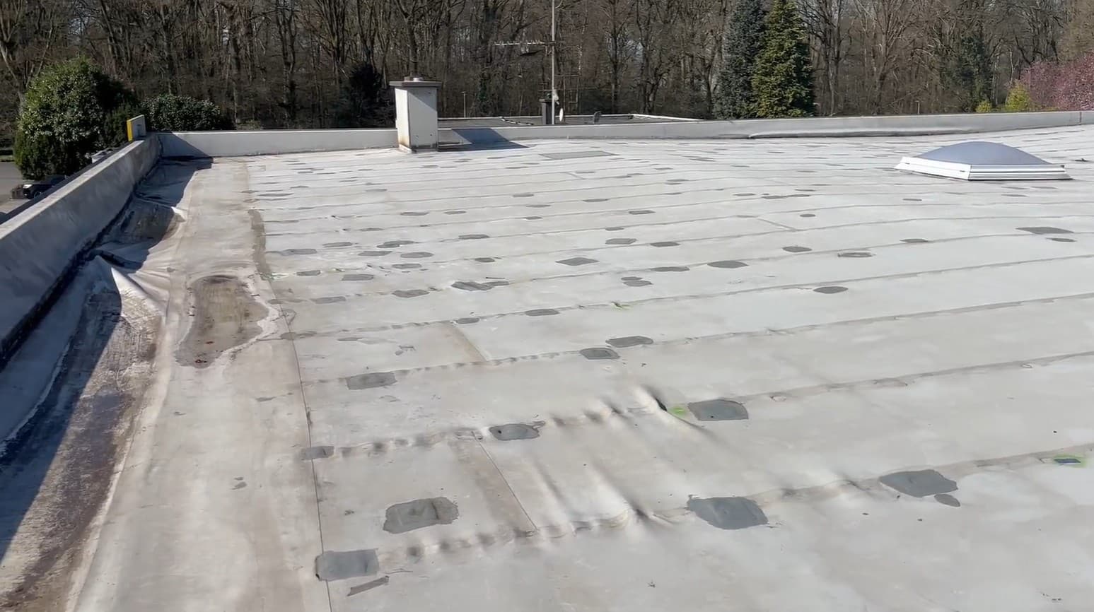 Punktuelle Hagelschäden auf einer Flachdachabdichtung als relevanter Prüfaspekt im Triflex DachCheck