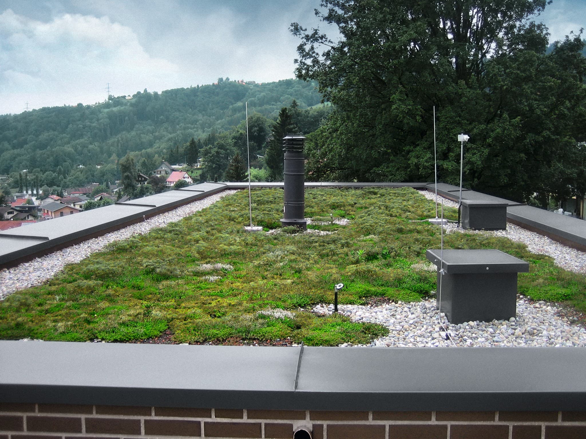 Begrüntes Flachdach mit dauerhaft abgedichtetem Gründachaufbau