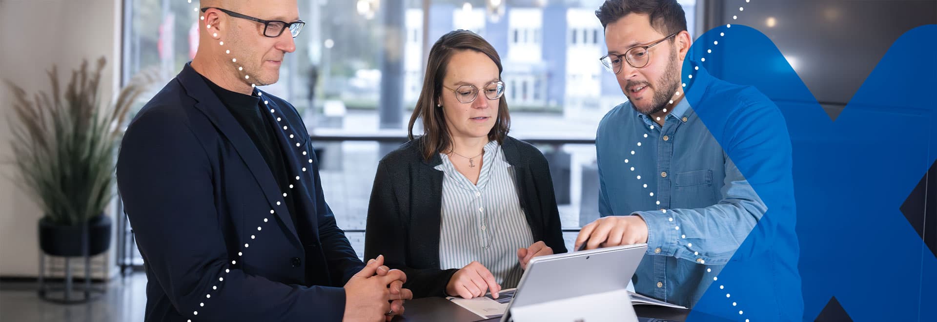 Architekten besprechen Projektplanung und prüfen Unterlagen