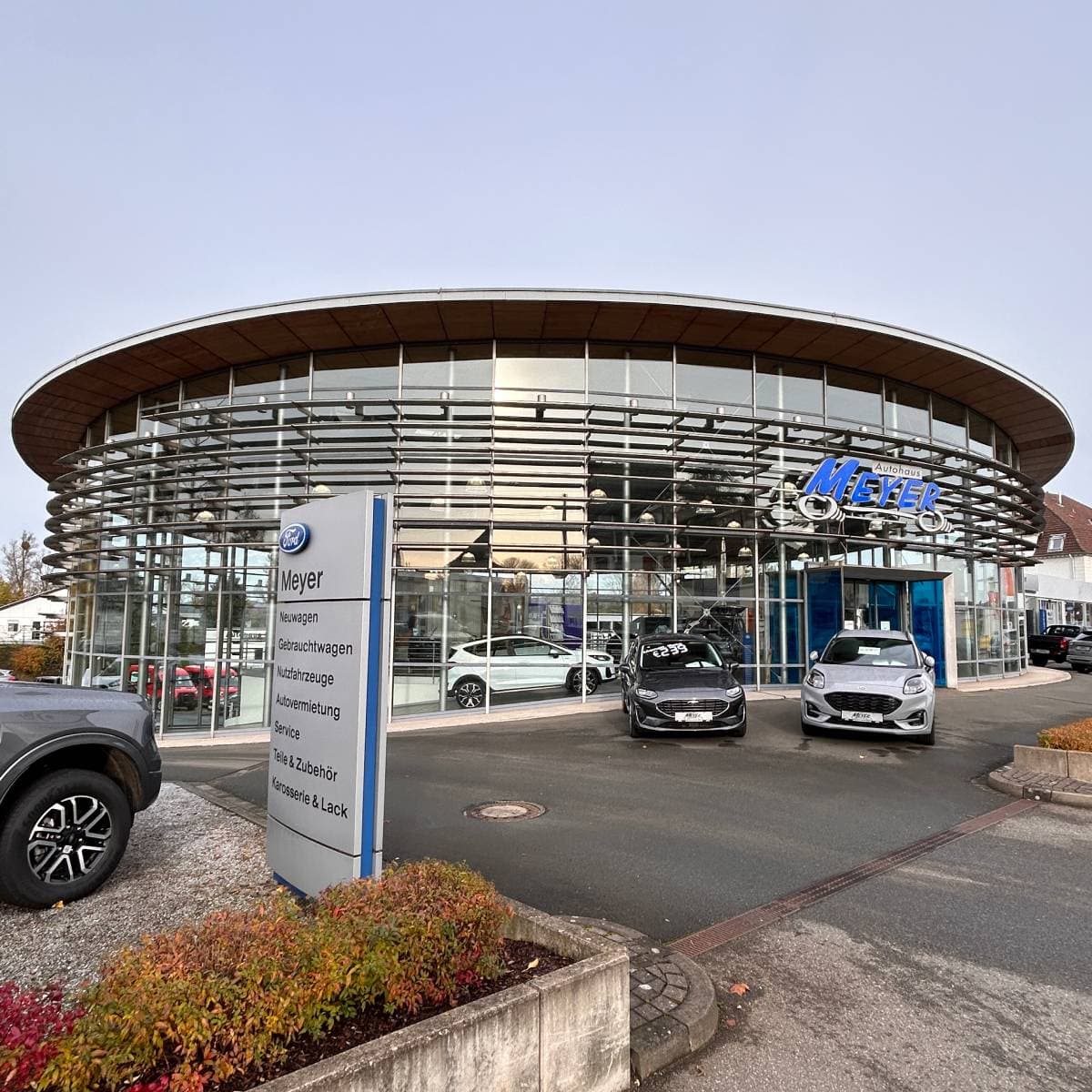 Autohaus Bad Oeynhausen mit moderner Glasfassade und Flachdach als Referenzprojekt für Triflex ProDetail