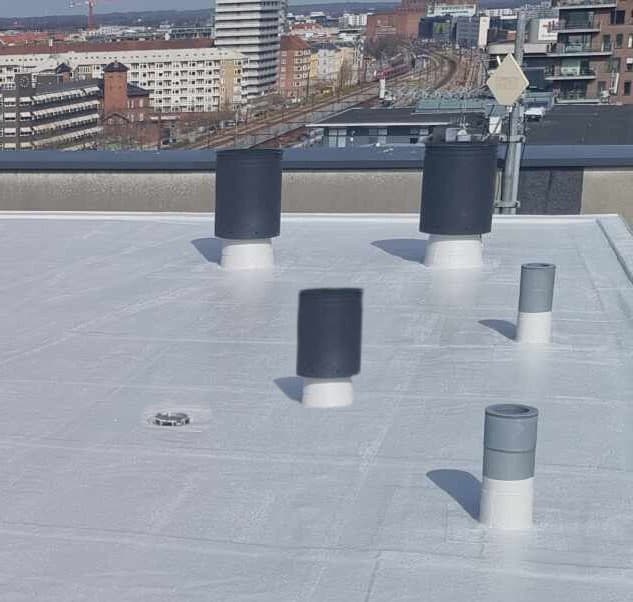 Detailabdichtung von Durchdringungen auf einem Flachdach mit sicher ausgeführten Anschlüssen