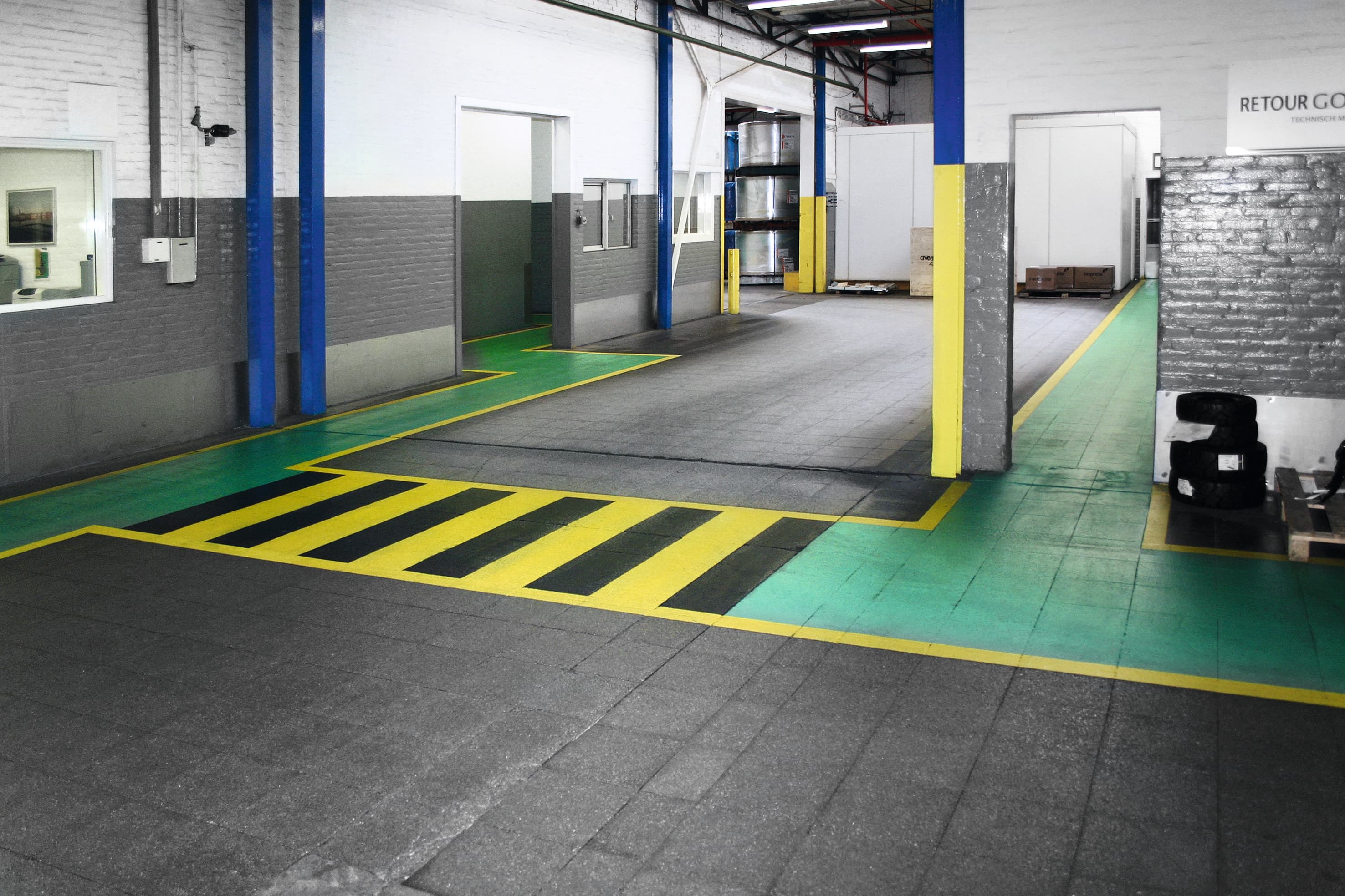 Bodenmarkierung und Sicherheitskennzeichnung aus Triflex Kaltplastik in einer Industriehalle