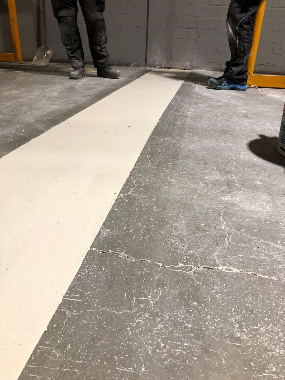 Triflex Concrete Repro 3K im Einsatz bei Jungheinrich: Dauerhafte Ausbesserung von Betonflächen in Produktionshallen, umgesetzt mit dem Xcellence Partner Roblick 3 – robust, präzise und hoch belastbar.