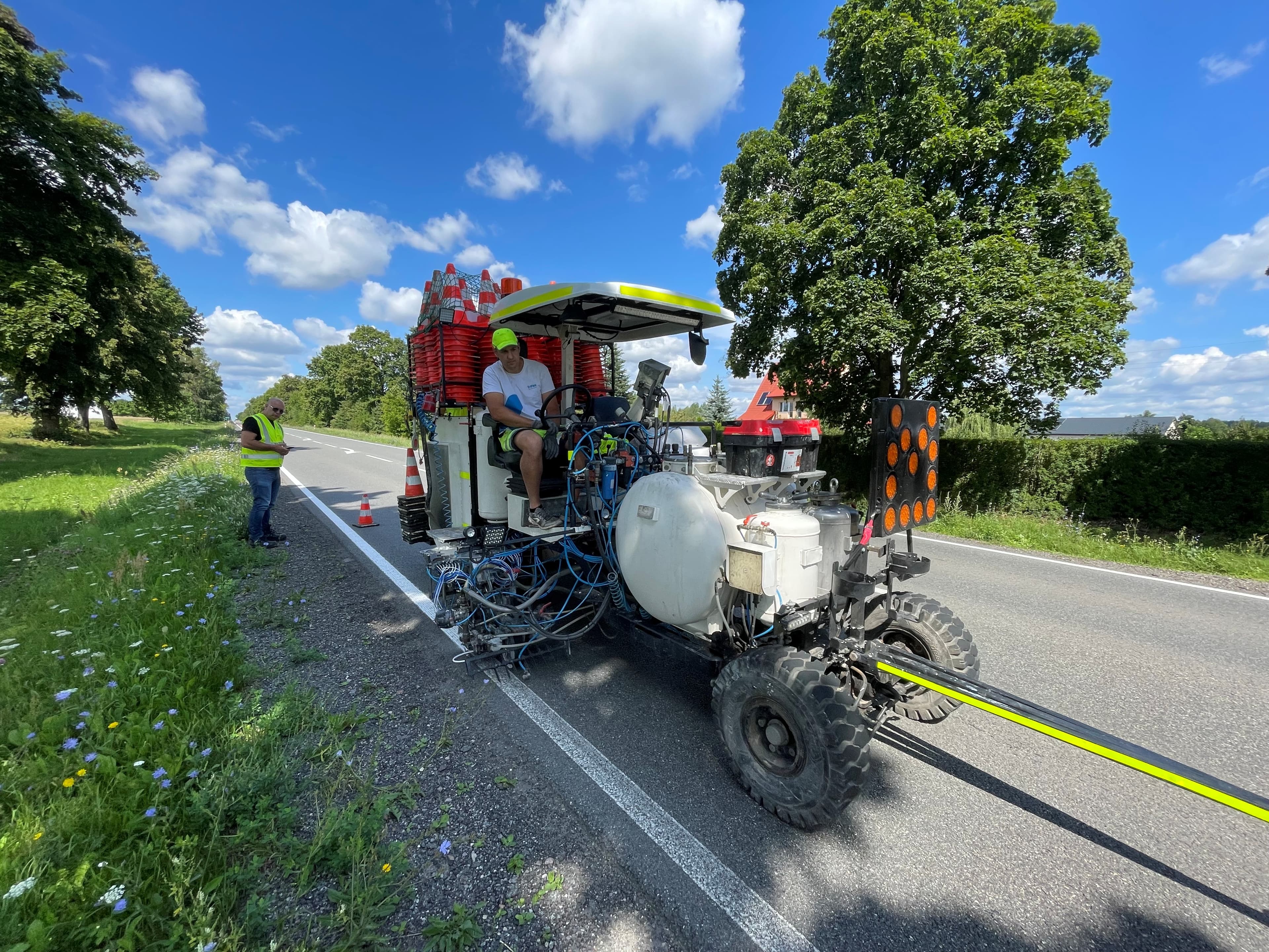 Markierungsfahrzeug auf Straße mit Container-Lösung in Polen
