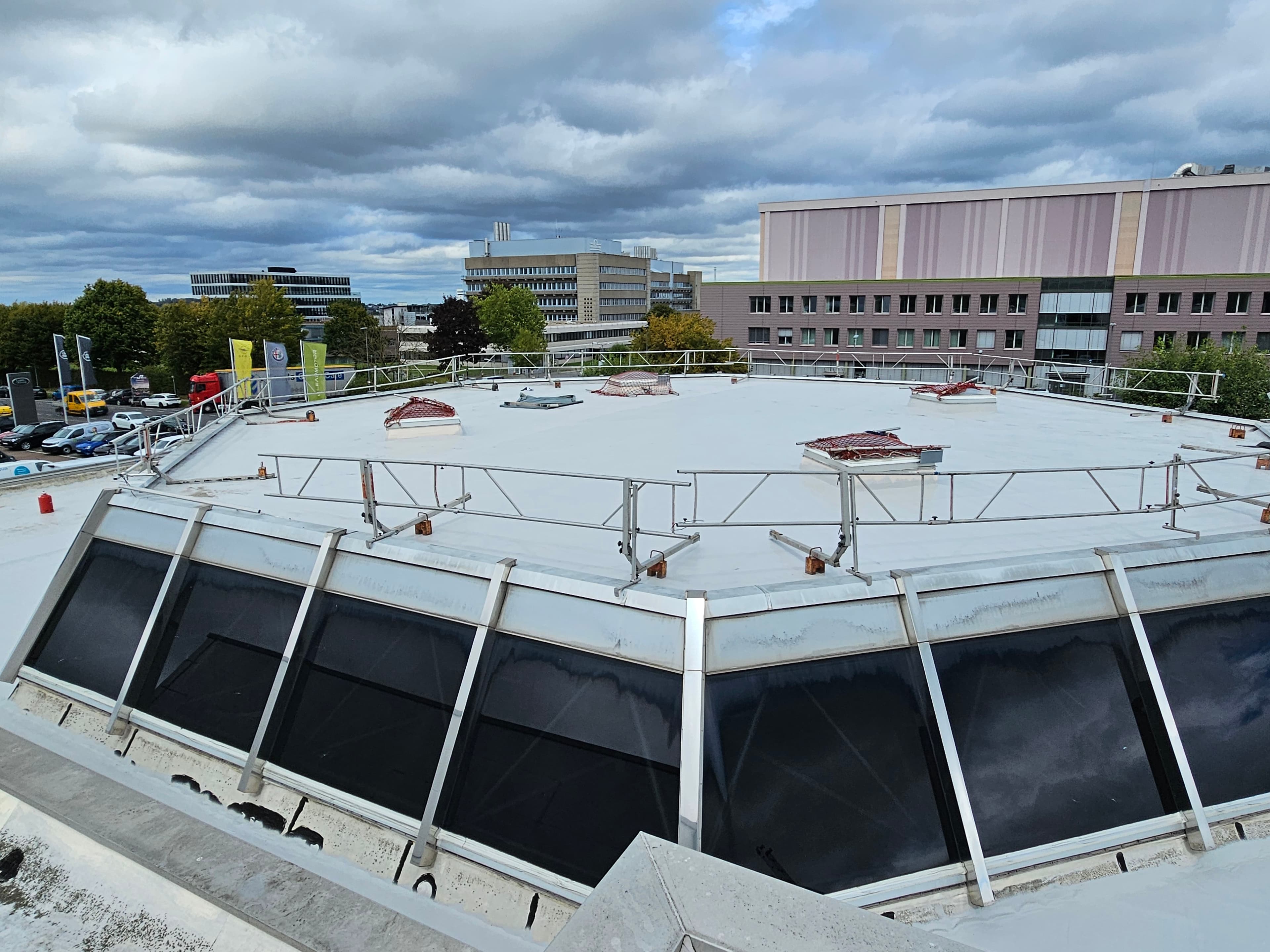 Flachdach mit großflächigem Lichtdach und Abdichtungsebene auf einem Industrie‑ oder Verwaltungsgebäude.