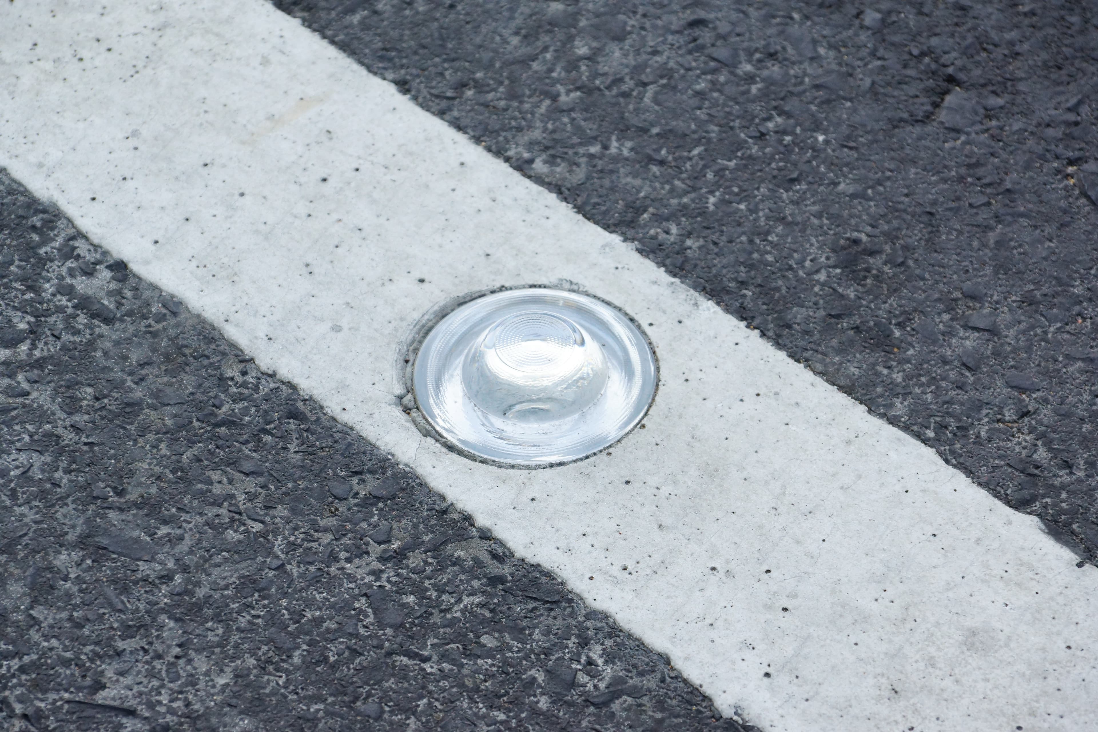 Kleben von Straßenreflektoren mit Triflex Cryl R 239 – schnelle, dauerhafte Fixierung für Verkehrsflächen. Ideal für präzise Montage und hohe Belastbarkeit im Straßenraum.