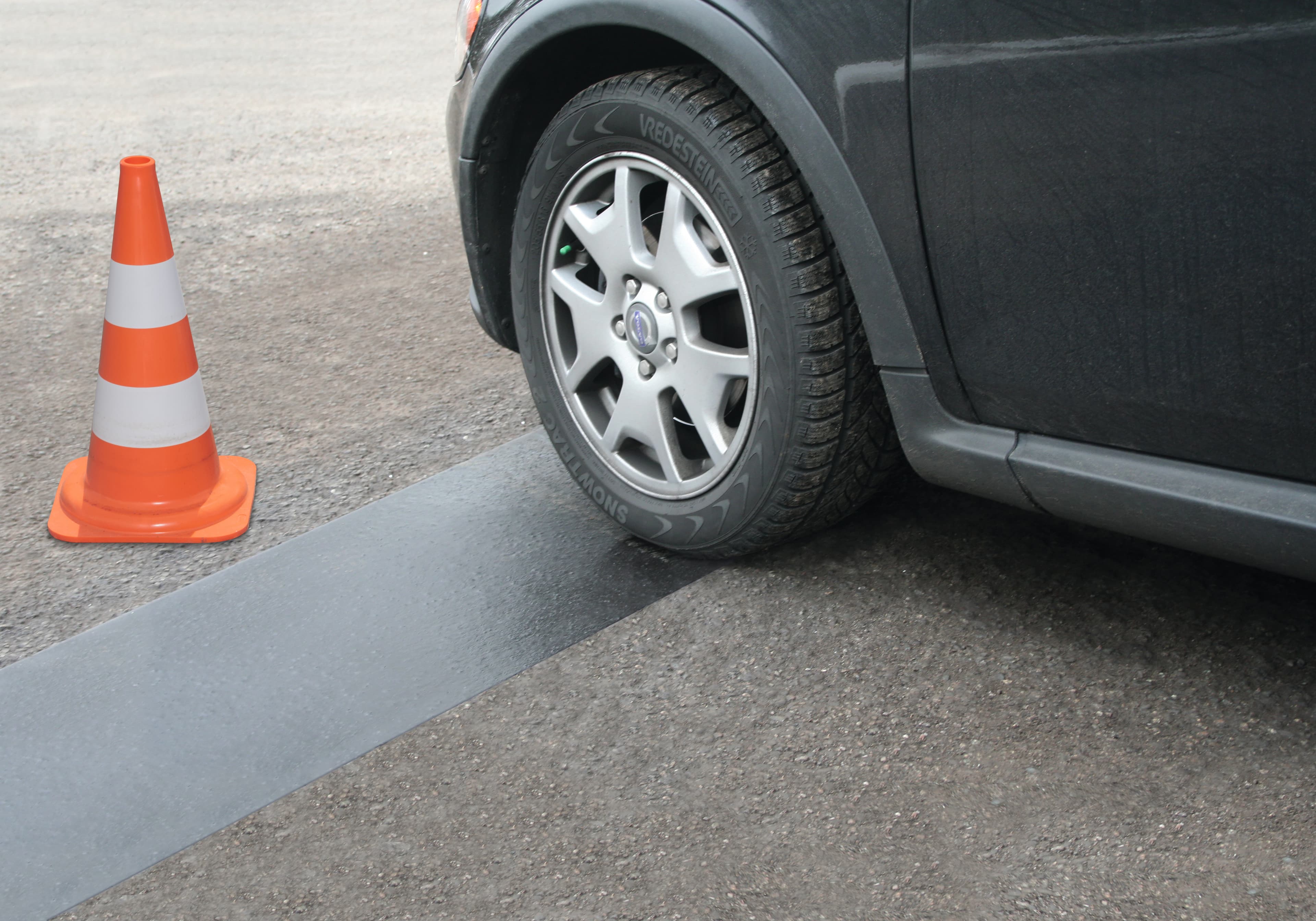 Asphaltreparatur mit Triflex FlexFiller unter Verkehrsbelastung: Sichere, flexible Vergusslösung für Fugen im Asphalt – auch bei befahrenen Flächen zuverlässig und langlebig.