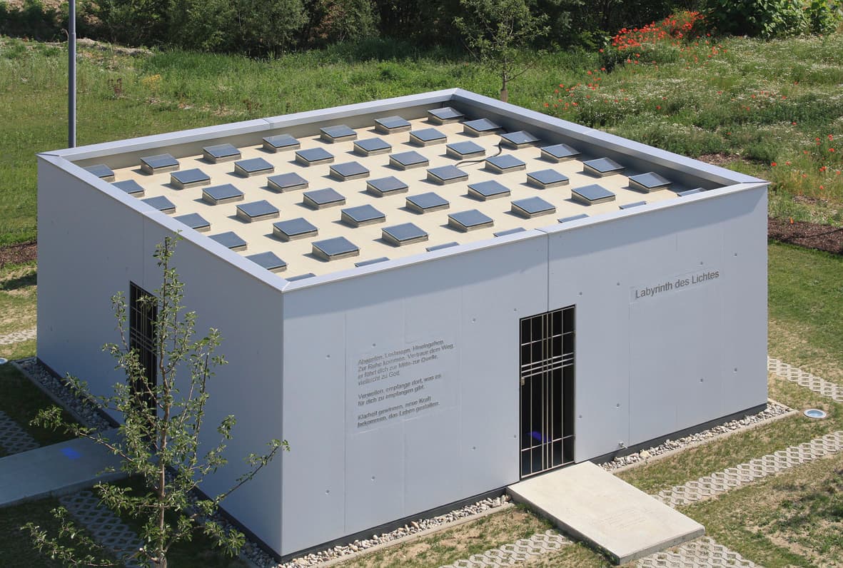 Flachdach eines Gewerbegebäudes mit zahlreichen Lichtkuppeln zur natürlichen Belichtung – Dachlösung für Industrie‑ und Gewerbebauten in Deutschland
