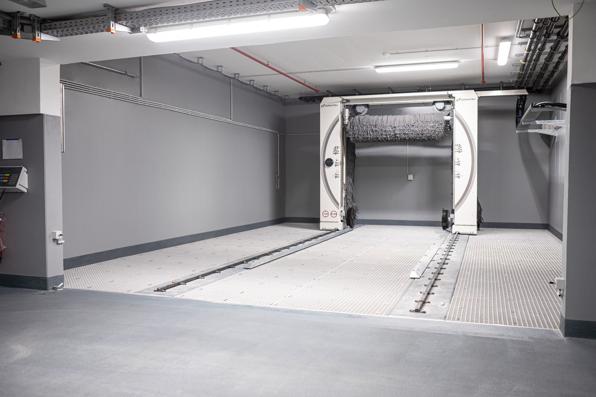 Tiefgarage des Autohauses Jaguar & Land Rover in München mit Triflex Abdeckung und klar markierten Stellflächen – widerstandsfähiger Parkbereich für Fahrzeuge.
