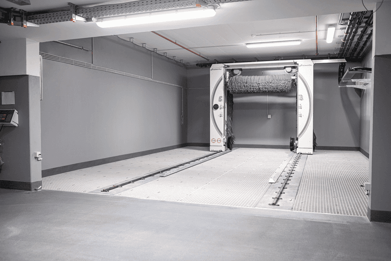 Tiefgarage des Autohauses Jaguar & Land Rover in München mit Triflex Abdeckung und klar markierten Stellflächen – widerstandsfähiger Parkbereich für Fahrzeuge.