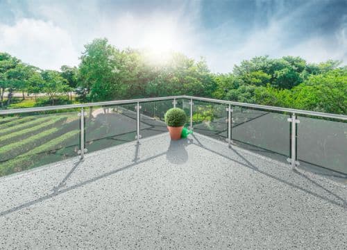 Moderner Balkon mit rutschhemmender Chips-Design-Oberfläche