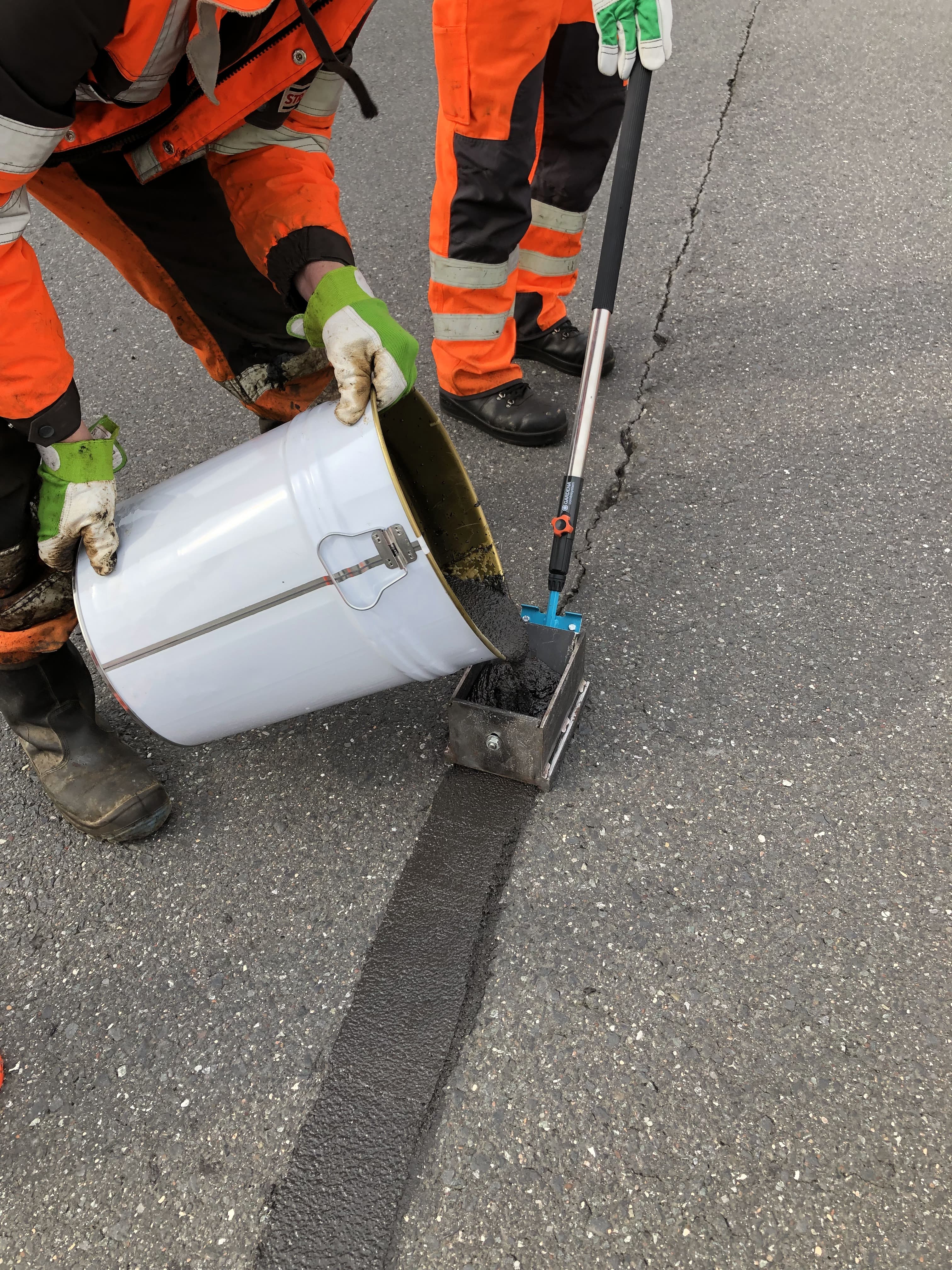 Sanierung von Asphaltnähten und Rissen auf dem Lkw-Stellplatz am Zentrallager Lidl in Hildesheim mit Triflex Asphalt Repro 3K Reparaturmörtel
