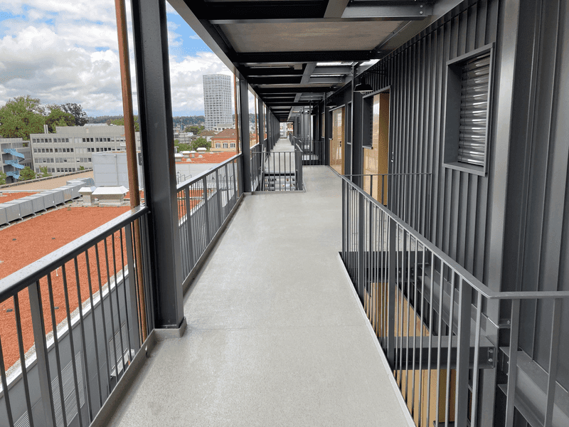 PMMA-Flüssigabdichtung auf Laubengang mit rutschhemmender Oberfläche