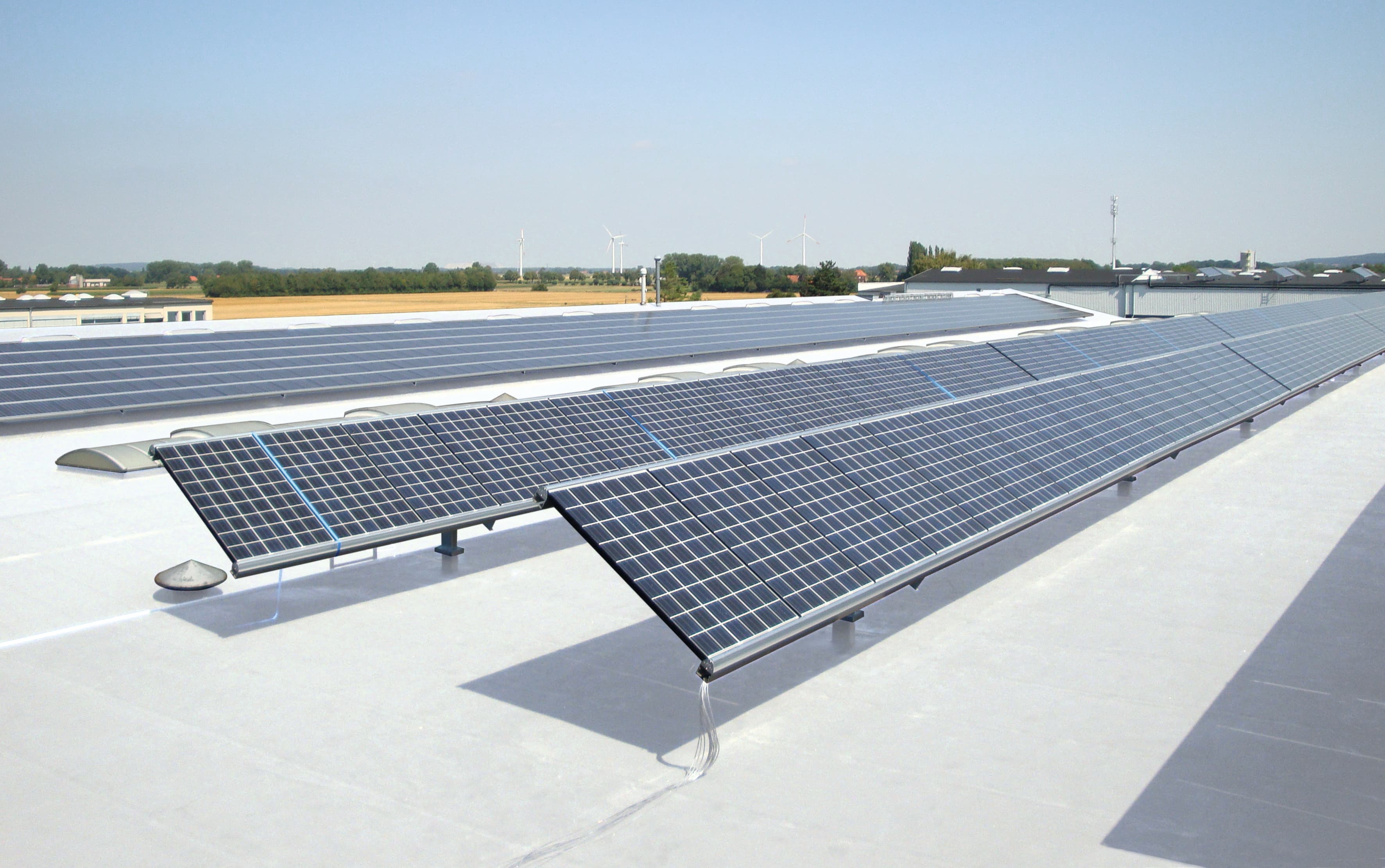 Flachdach mit Photovoltaikanlage und Triflex Dachabdichtung