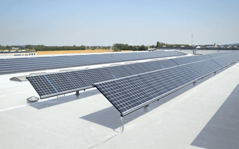 Flachdach mit Photovoltaikanlage und Triflex Dachabdichtung