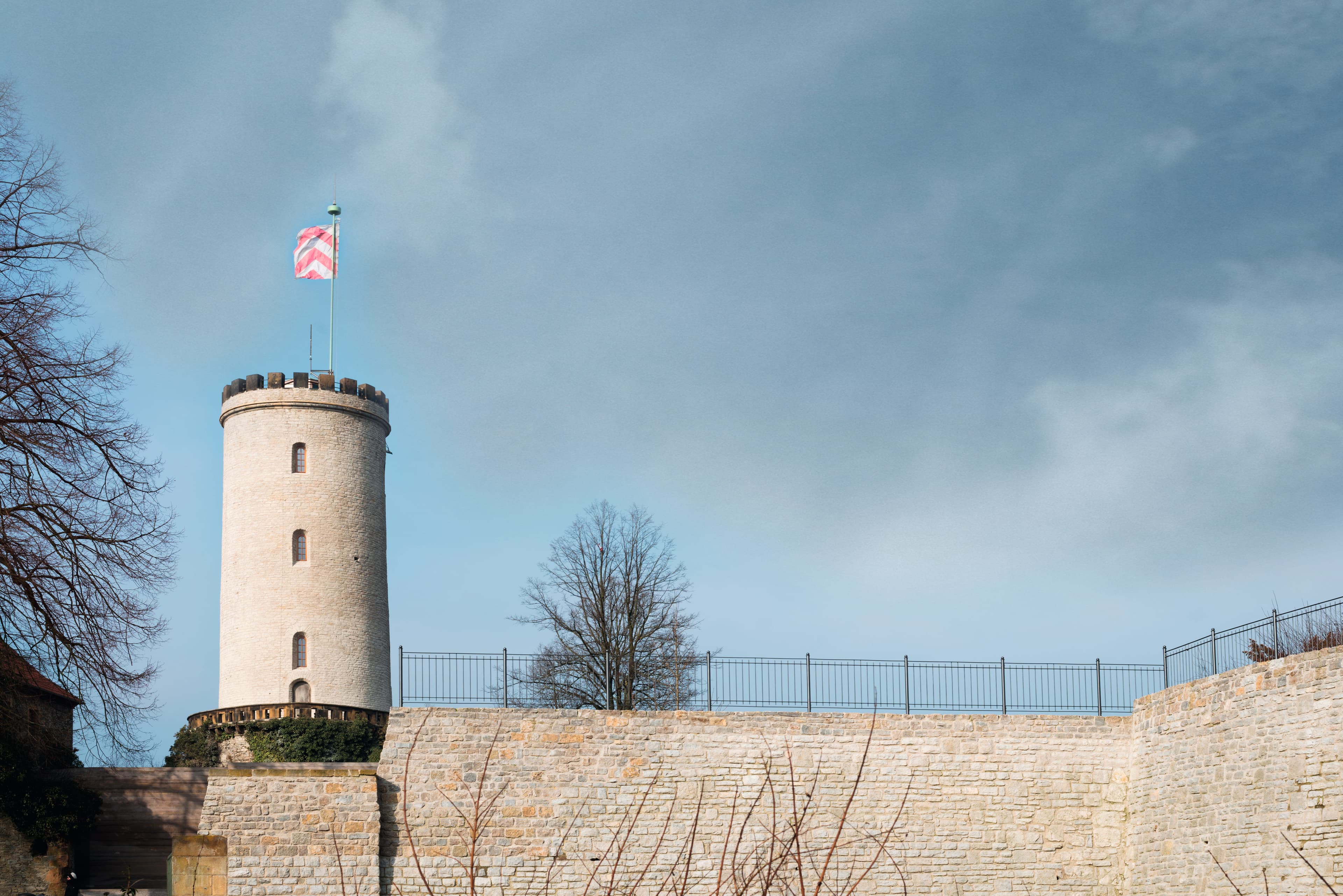 Sanierung des Aussichtsturms Sparrenburg in Bielefeld: Balkonabdichtung mit Triflex BTS-P auf Asphaltuntergrund, denkmalgerechte Abdichtungslösung im Bestand, fertiggestellt 2014.