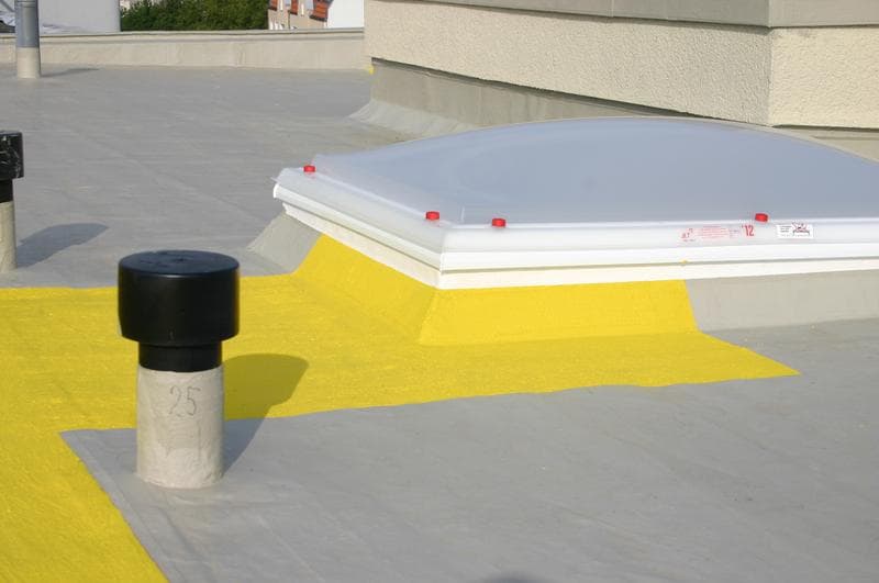 Flachdachsanierung eines Wohn- und Geschäftshauses in der Bölschestraße Berlin – Dachabdichtung mit nahtlosem Triflex ProTect Flüssigkunststoffsystem zur langfristigen Abdichtung und Schutz vor Feuchtigkeit.