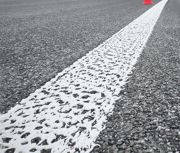 Unregelmäßiges Agglomerat bei Fahrbahnmarkierung für erhöhte Sichtbarkeit und Griffigkeit