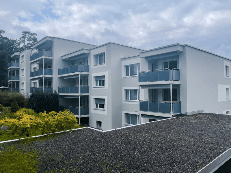 Sanierte Balkone an einem Mehrfamilienhaus im Wohnungsbestand