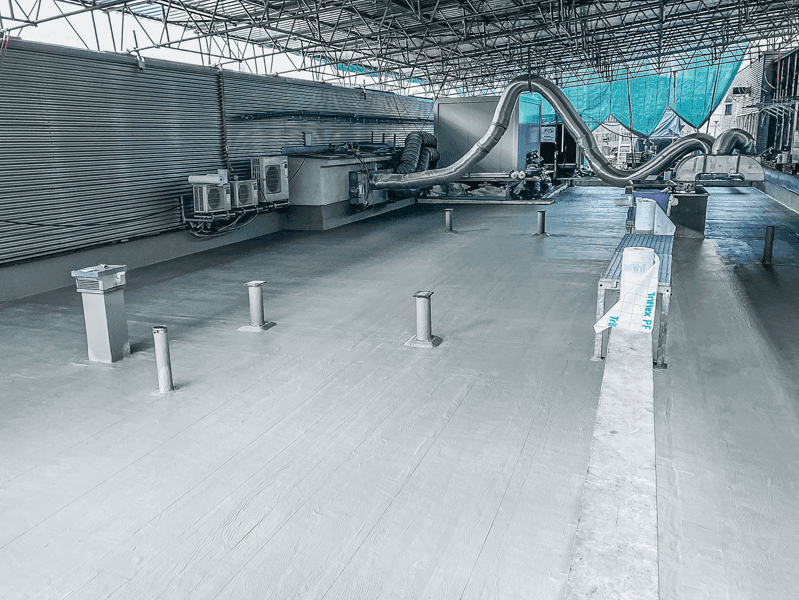 Industrie-Technikdach mit Rohrdurchführungen, Aufbauten und großflächiger Flüssigkunststoffabdichtung