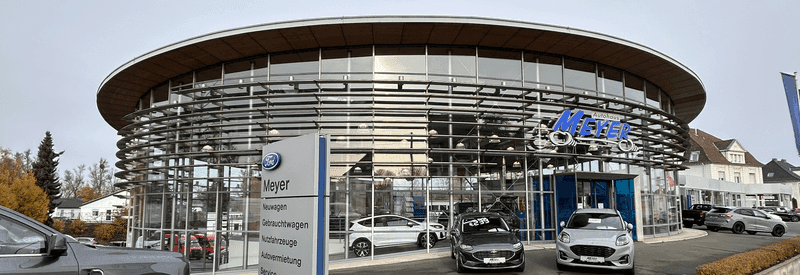 Autohaus Bad Oeynhausen mit moderner Glasfassade und Flachdach als Referenzprojekt für Triflex ProDetail