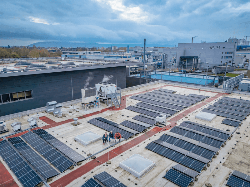 Industrieanlage mit großflächigem Industriedach und technischen Aufbauten