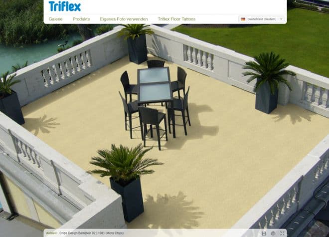 Terrasse mit Tisch und Stühlen sowie beschichteter Bodenfläche in heller Optik