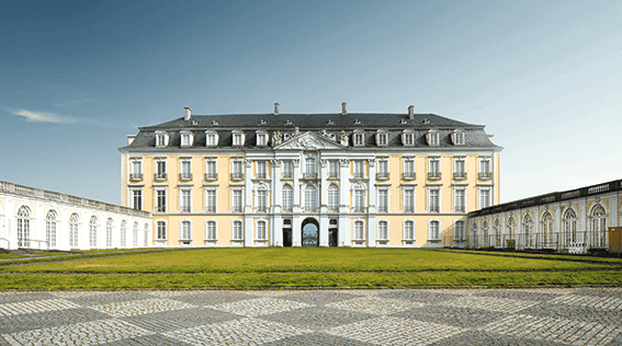 Schloss Augustusburg in Brühl, Nordrhein-Westfalen – eindrucksvolle barocke UNESCO-Welterbe-Schlossfassade als Beispiel denkmalgeschützter Bausubstanz mit historischem Belag und Architektur.