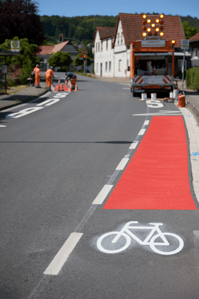 Farbige Radwegmarkierung zur klaren Verkehrsführung im Straßenraum