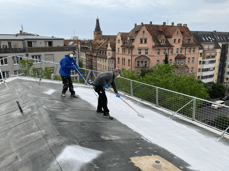 Sanierung eines Flachdachs im Bestand mit Anwendung von Flüssigkunststoff durch Fachverarbeiter