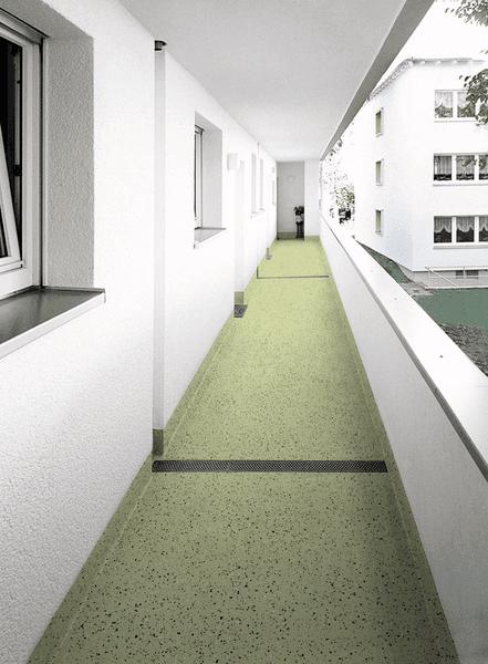 Laubengang eines Wohngebäudes mit grünem Bodenbelag aus Triflex Micro Chips Jade auf beschichtetem Gehweg
