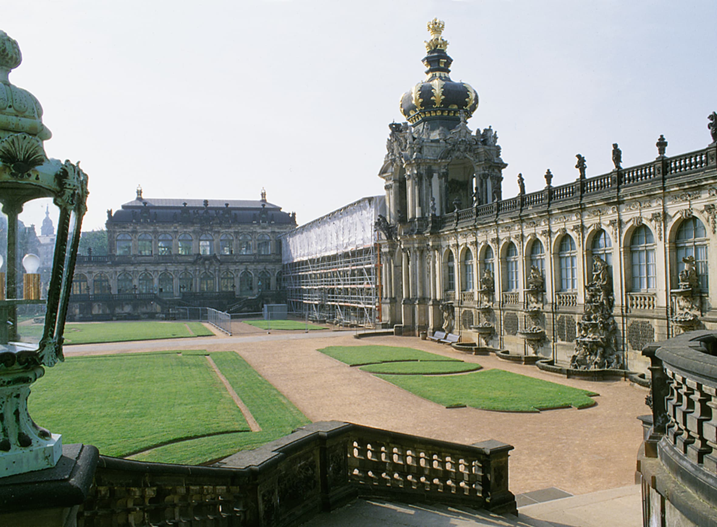 Dresdner Zwinger mit historischer Barockfassade und Innenhof als Beispiel für denkmalgeschützte Architektur mit komplexen Dach- und Detailanschlüssen.