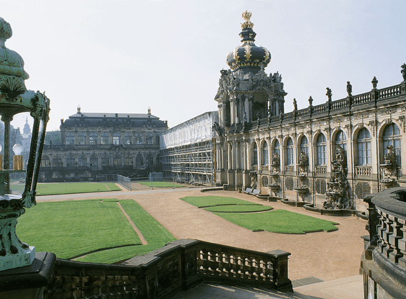 Dresdner Zwinger mit historischer Barockfassade und Innenhof als Beispiel für denkmalgeschützte Architektur mit komplexen Dach- und Detailanschlüssen.