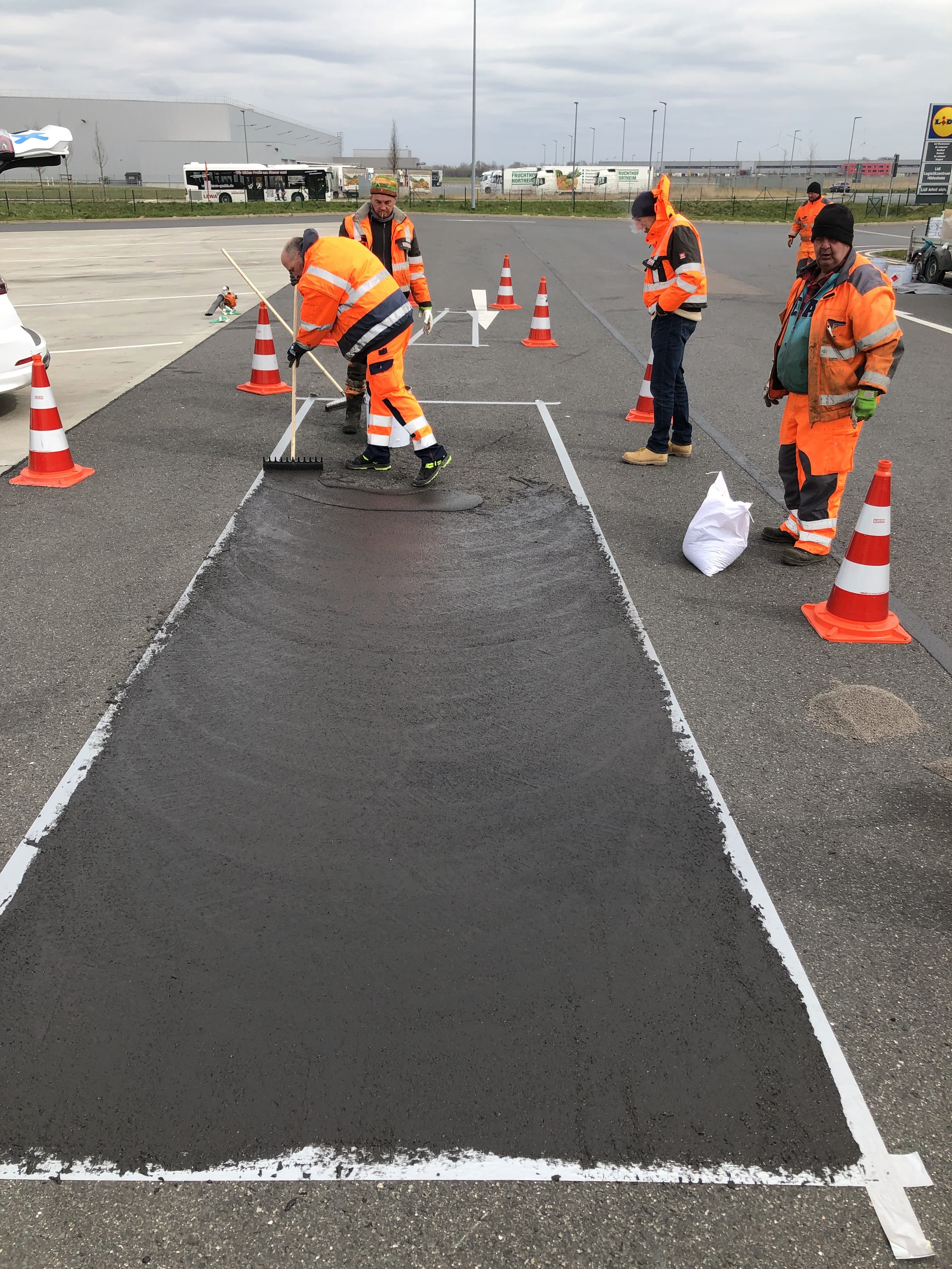 Lkw-Stellplatz am Lidl Zentrallager in Hildesheim saniert mit Triflex Asphalt Repro 3K für langlebige Asphaltflächen.