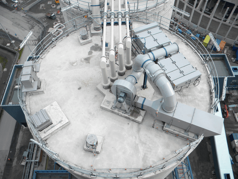 Komplexes Industriedach mit zahlreichen technischen Aufbauten und Durchdringungen