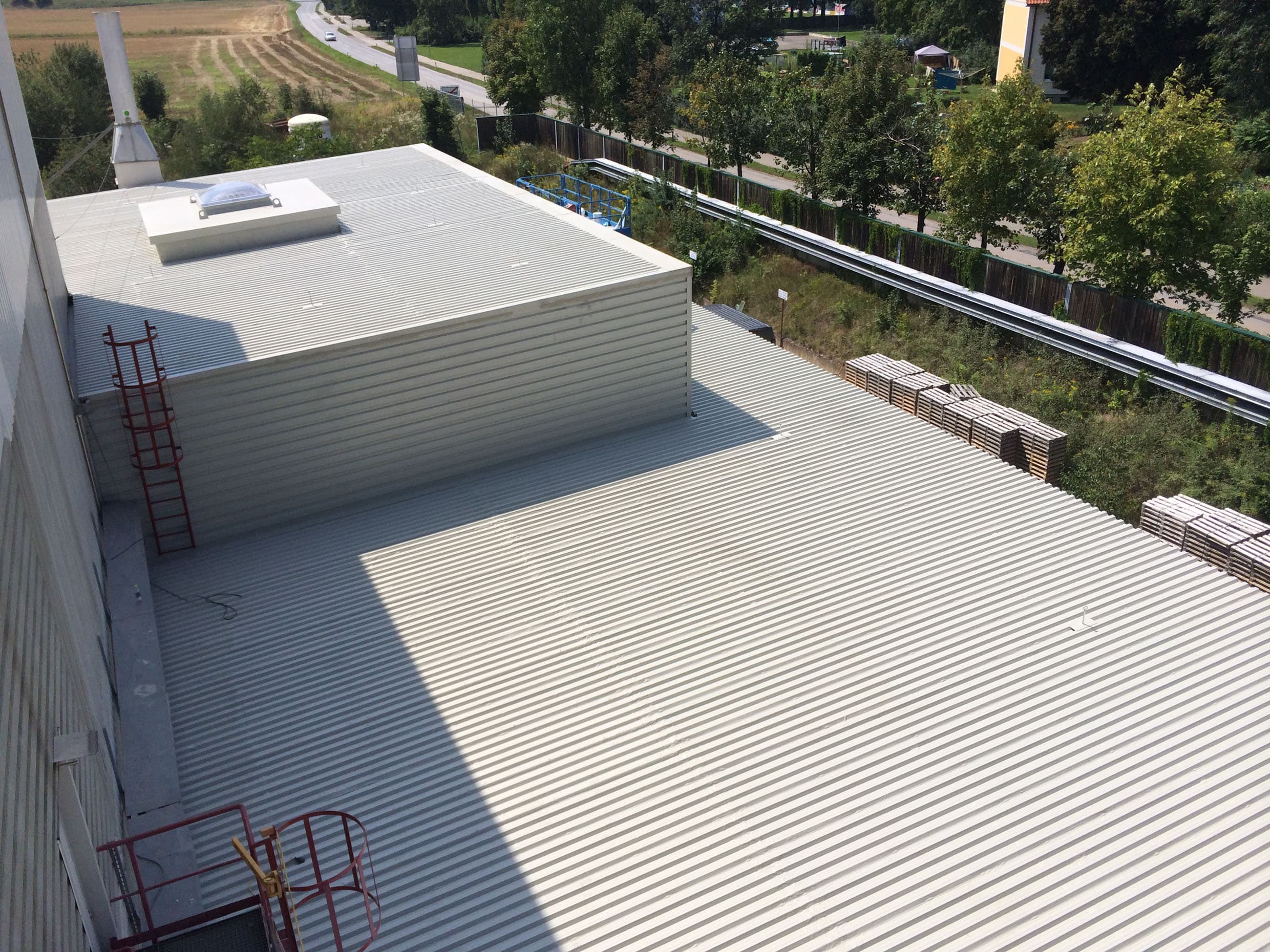Beschichtetes Metalldach mit Triflex Abdichtung und Korrosionsschutz